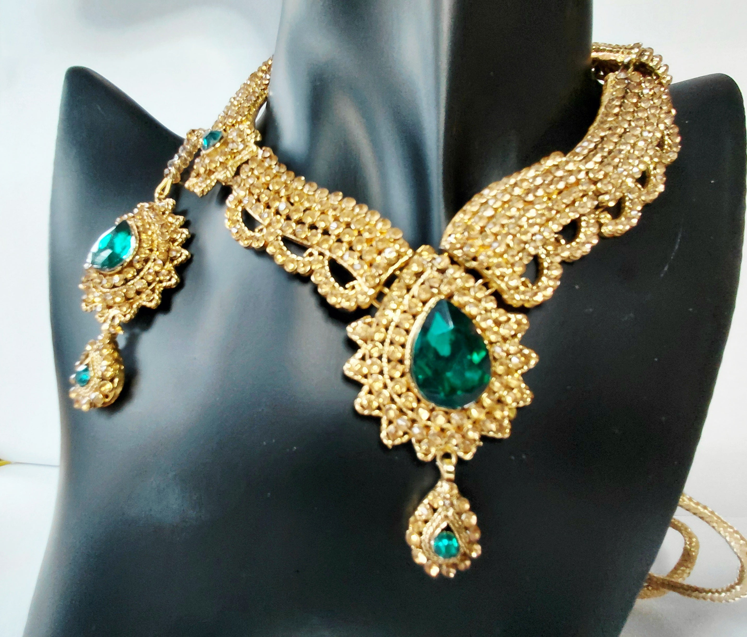 Nini’s Emerald-Tone Royale Set