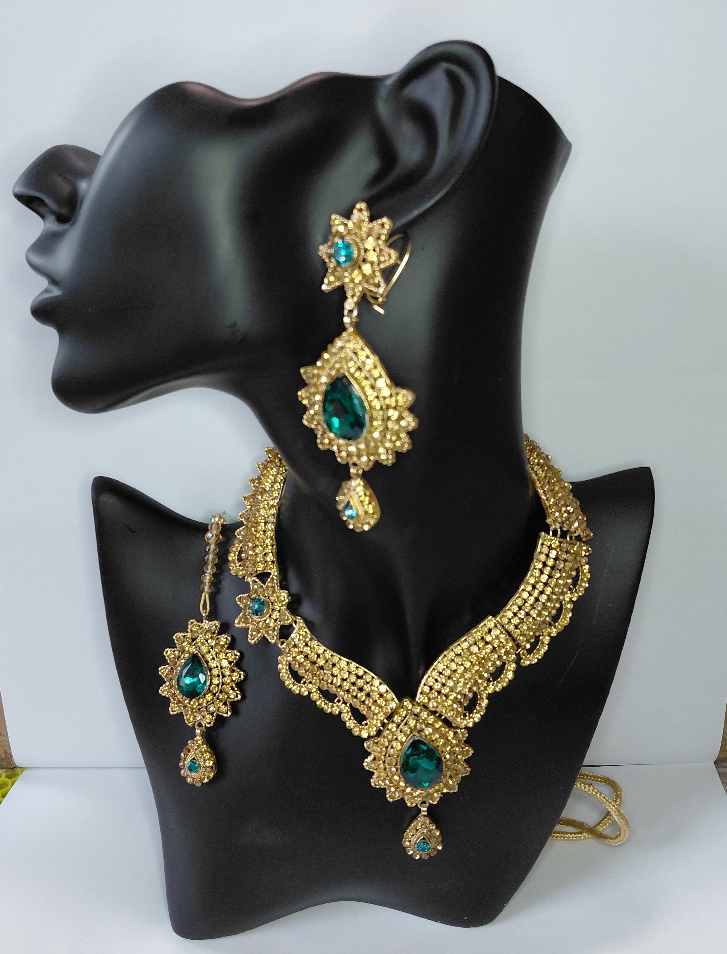 Nini’s Emerald-Tone Royale Set