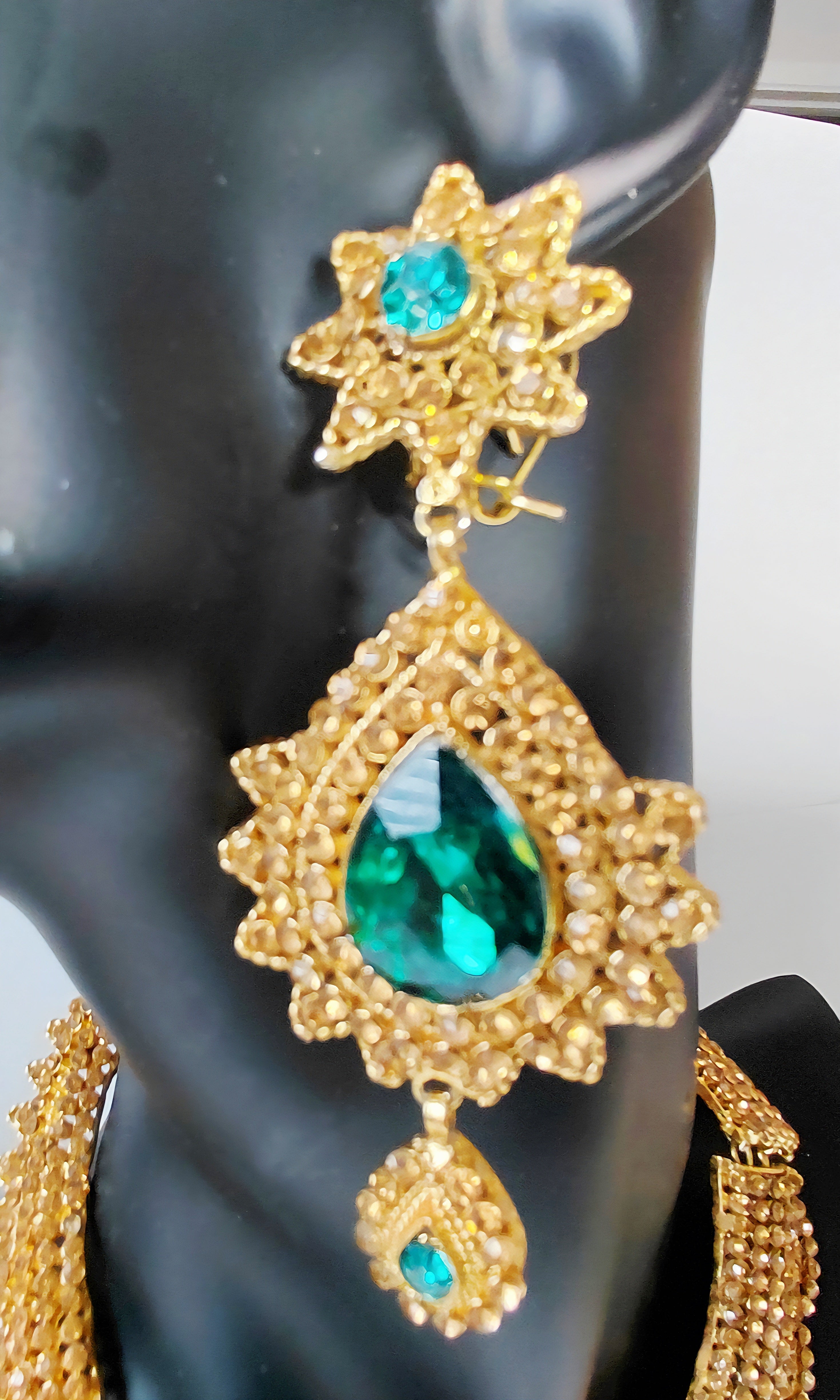 Nini’s Emerald-Tone Royale Set